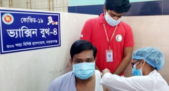 নারায়ণগঞ্জের ডিসি নিলেন করোনা টীকার দ্বিতীয় ডোজ