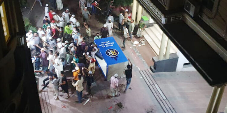 রয়্যাল রিসোর্টে হেফাজত নেতাকর্মীদের হামলা