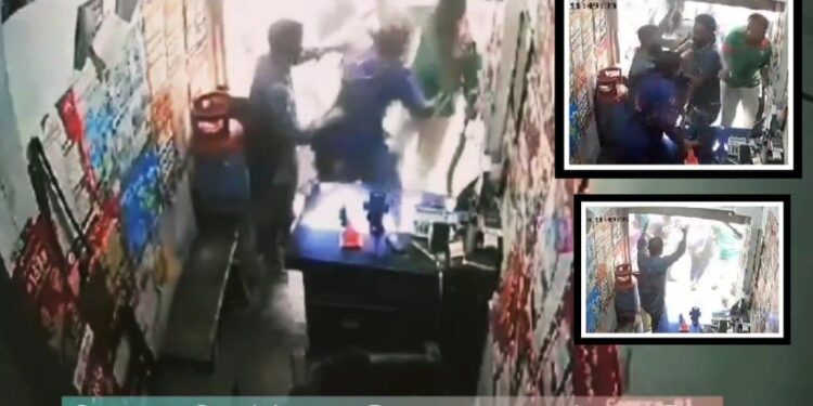 শহরে নারীকে প্রকাশ্যে ছুরিকাঘাত করে দানবাক্স লুট