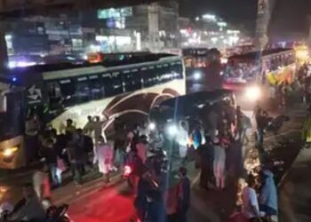 শেষ সময়ে বেশি ঝুঁকি নিচ্ছেন যাত্রীরা