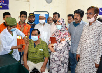 দ্বিতীয় ডোজ নিলেন করোনা জয়ী আনোয়ার দম্পত্তি