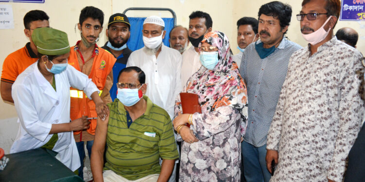 দ্বিতীয় ডোজ নিলেন করোনা জয়ী আনোয়ার দম্পত্তি