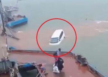 ফেরিতে উঠতে গিয়ে পদ্মায় মাইক্রোবাস