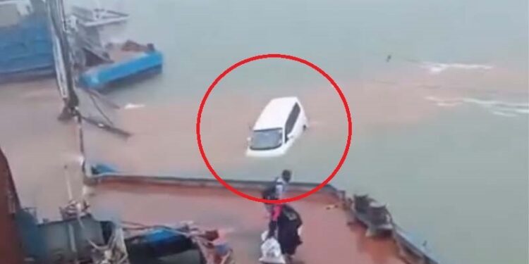 ফেরিতে উঠতে গিয়ে পদ্মায় মাইক্রোবাস