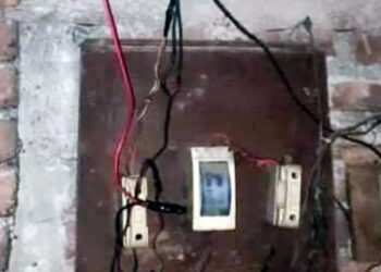 আড়াইহাজারে নেতাদের অবৈধ বিদ্যুৎ বিচ্ছিন্ন