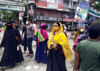 পায়ে হেঁটে কর্মস্থলে যাচ্ছেন গার্মেন্টস শ্রমিকরা