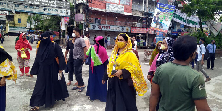 পায়ে হেঁটে কর্মস্থলে যাচ্ছেন গার্মেন্টস শ্রমিকরা