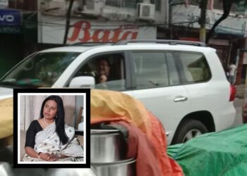 বোস কেবিনের কাকলেট খেতে বিদিশা নারায়ণগঞ্জে