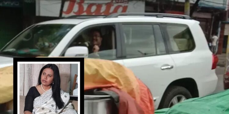 বোস কেবিনের কাকলেট খেতে বিদিশা নারায়ণগঞ্জে