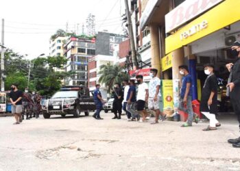 এক পায়ে দাড়িয়ে রেখে চাষাড়ায় ২ টিকটকারকে শাস্তি