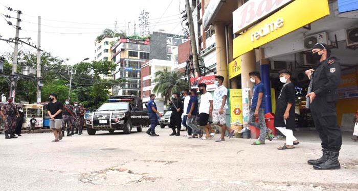 এক পায়ে দাড়িয়ে রেখে চাষাড়ায় ২ টিকটকারকে শাস্তি