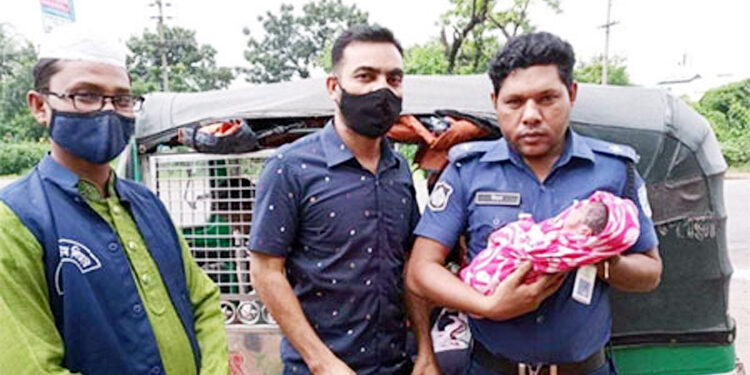 রূপগঞ্জে চলন্ত বাসে সন্তান প্রসব, পুলিশকে মায়ের ধন্যবাদ