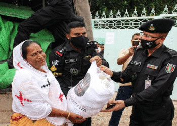 হিজরাসহ হতদরিদ্রদের মাঝে র‌্যাব ১১ এর ত্রাণ বিতরণ