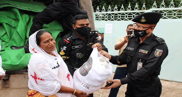 হিজরাসহ হতদরিদ্রদের মাঝে র‌্যাব ১১ এর ত্রাণ বিতরণ