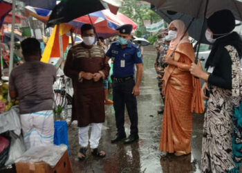 ছুটি ও বৃষ্টি উপেক্ষা করে দায়িত্ব পালনে নারায়ণগঞ্জ প্রশাসন