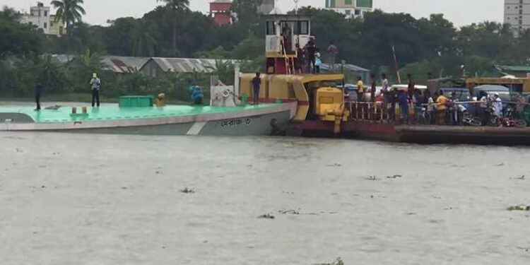 শীতলক্ষ্যা ফেরিতে বালুবাহী বাল্কহেডের ধাক্কা