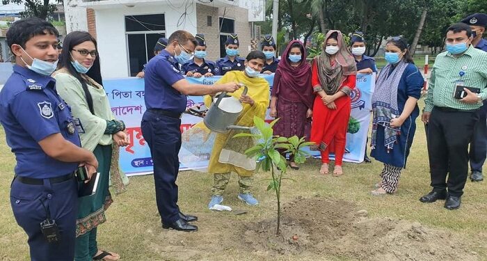 মুজিববর্ষে নারায়ণগঞ্জ পুলিশ ও পুণাক কর্তৃক বৃক্ষরোপণ