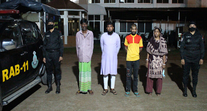 টানবাজার থেকে নারীসহ ৪ মাদক ব্যবসায়ী গ্রেফতার