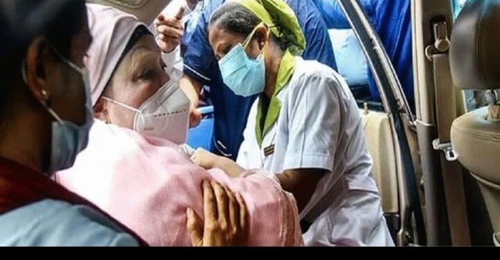 করোনার ২য় ডোজের টিকা নিলেন খালেদা জিয়া