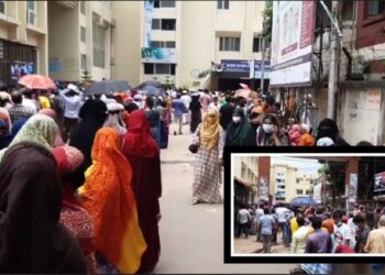 মডার্নার টিকা নিতে নারায়ণগঞ্জ হাসপাতালে মানুষের ভিড়