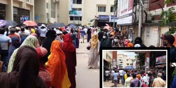 মডার্নার টিকা নিতে নারায়ণগঞ্জ হাসপাতালে মানুষের ভিড়