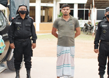 পাসপোর্ট দালাল আটক, রাবার স্ট্যাম্প ও হুন্ডি চক্র সক্রিয় !