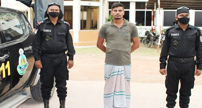 পাসপোর্ট দালাল আটক, রাবার স্ট্যাম্প ও হুন্ডি চক্র সক্রিয় !