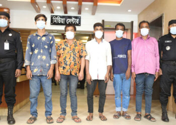 ফতুল্লার গাড়ী ছিনতাই চক্রের হোতা গাড়ী, অস্ত্রসহ আটক