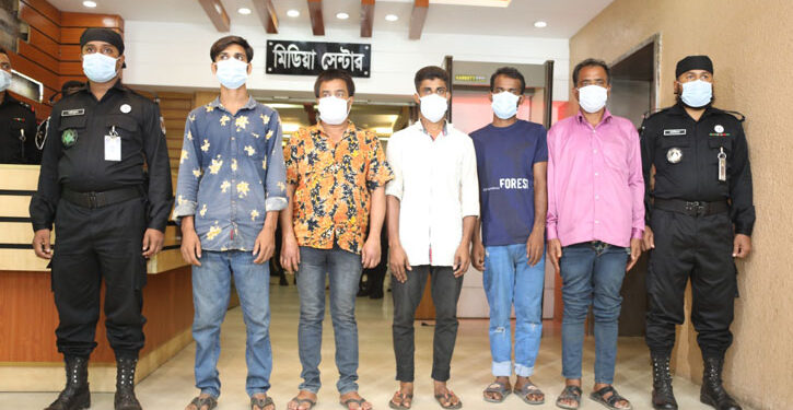 ফতুল্লার গাড়ী ছিনতাই চক্রের হোতা গাড়ী, অস্ত্রসহ আটক