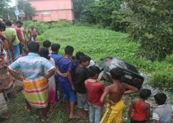 আড়াইহাজারে প্রাইভেটকার উদ্ধার, বিয়ার লুট !