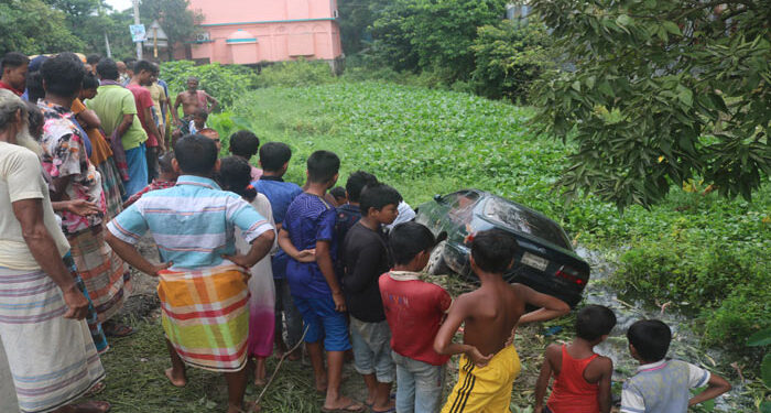 আড়াইহাজারে প্রাইভেটকার উদ্ধার, বিয়ার লুট !