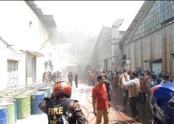 রূপগঞ্জে লেদার কারখানার গুদামে আগুন