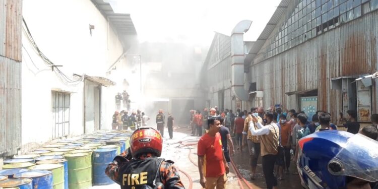 রূপগঞ্জে লেদার কারখানার গুদামে আগুন