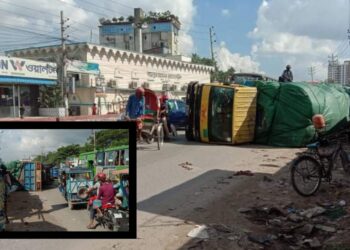 নগরীর লিংকরোডে উল্টে গেলো চলন্ত ট্রাক !