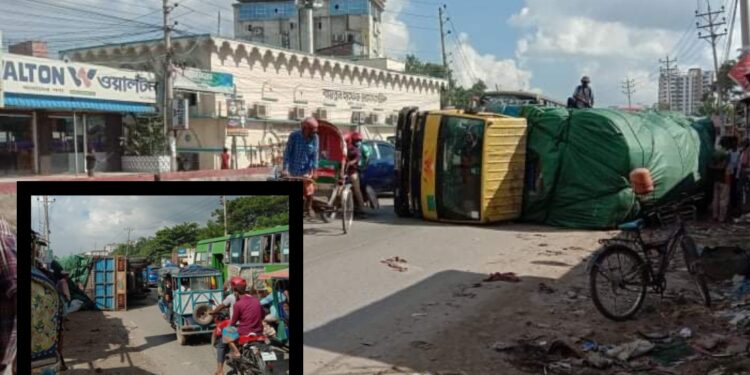 নগরীর লিংকরোডে উল্টে গেলো চলন্ত ট্রাক !