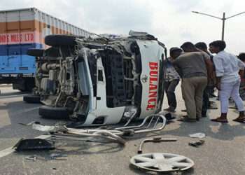 কাঁচপুর সেতুতে অ্যাম্বুলেন্স উল্টে আহত ৫