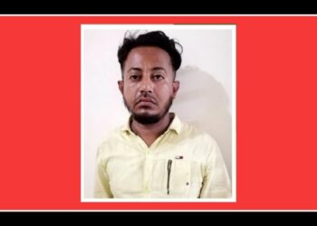 মোবাইল চুরি করে ব্ল্যাকমেইল, টাকা দাবীর পর গ্রেফতার