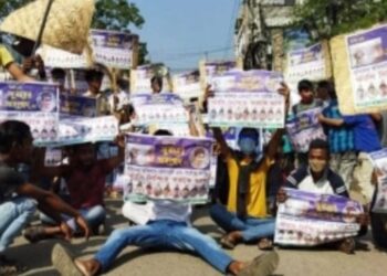 হকার খুনীদের গ্রেফতার দাবি করে অবরোধ