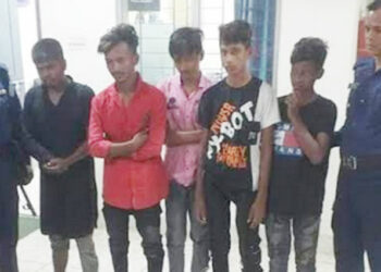 থানা সংলগ্ন মার্কেটে গণধোলাই, অস্ত্রসহ আটক ৫