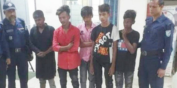 থানা সংলগ্ন মার্কেটে গণধোলাই, অস্ত্রসহ আটক ৫