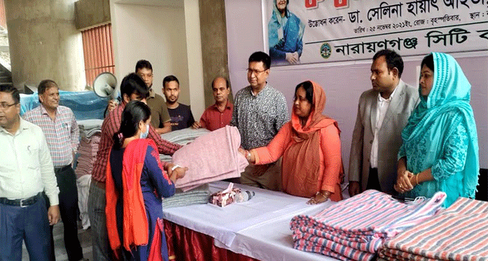 প্রধানমন্ত্রীর উপহার কম্বল বিতরণ করলেন মেয়র আইভী