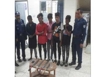 নারায়ণগঞ্জ থানার সামনে থেকে অস্ত্রসহ আটক ৫