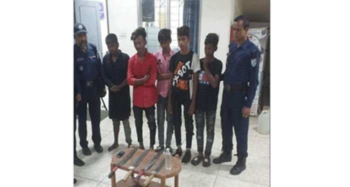 নারায়ণগঞ্জ থানার সামনে থেকে অস্ত্রসহ আটক ৫