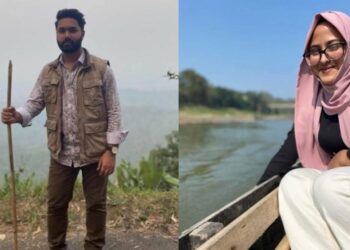 উদ্ধারকর্মীরা চলে গেলেও সন্তানের অপেক্ষায় নদীর পাড়ে মা