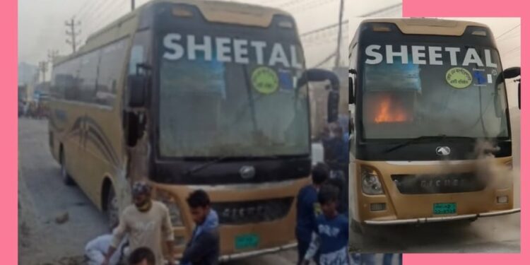 নারায়ণগঞ্জে শীতল এসিবাসে আগুন