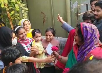 নতুনদের হাত থেকে ফুল নিয়ে আইভীর প্রচারণা শুরু