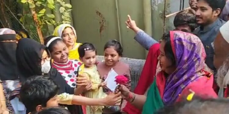 নতুনদের হাত থেকে ফুল নিয়ে আইভীর প্রচারণা শুরু