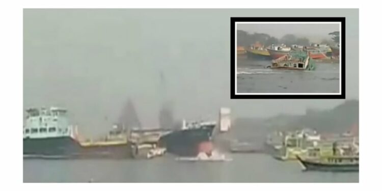 শীতলক্ষ্যায় তেলবাহী ট্যাঙ্কারের ধাক্কায় বাল্কহেড ডুবি