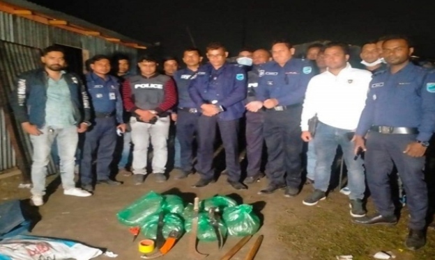 সিদ্ধিরগঞ্জে মতির সহযোগীর টর্চার সেল ! অস্ত্র ও মাদক উদ্ধার