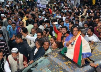 অপ্রতিরোধ্য আইভী জয়ের পথে